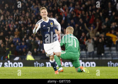 La scozzese Matt Ritchie celebra il primo gol del suo fianco durante un amichevole internazionale a Hampden Park, Glasgow. Foto Stock