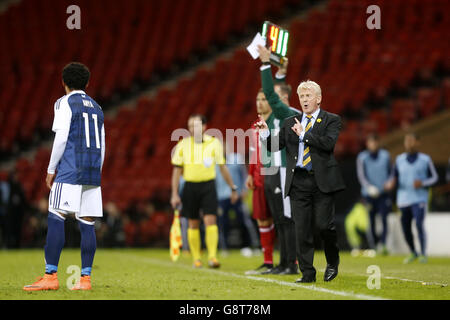 Il direttore scozzese Gordon Strachan (a destra) parla con Ikechi Anya (a sinistra) durante un break in play in un International friendly a Hampden Park, Glasgow. PREMERE ASSOCIAZIONE foto. Data immagine: Martedì 29 marzo 2016. Scopri la storia di calcio della Pennsylvania Scotland. Il credito fotografico dovrebbe essere: Danny Lawson/PA Wire. Foto Stock