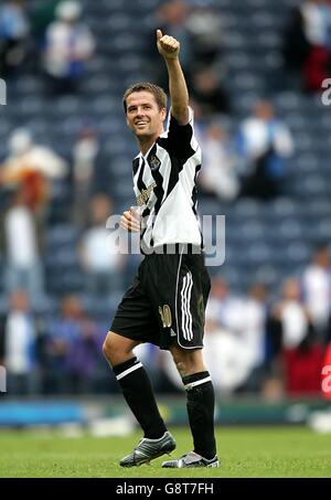 Michael Owen del Newcastle United saluta i fedeli di Newcastle all' fine della partita Foto Stock