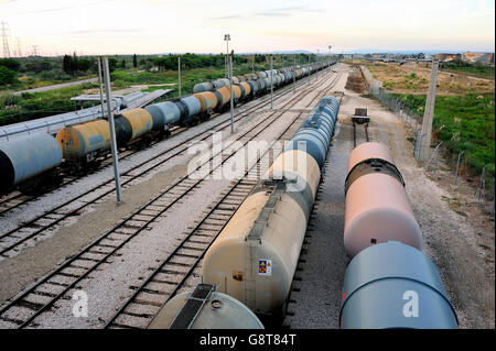 Treni tanker la sera nel cantiere di smistamento in Fos sul mare accanto a Marsiglia. Foto Stock