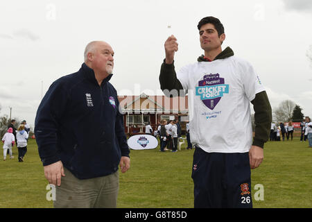 Il capitano dell'Inghilterra Alastair Cook (a destra) con l'ex capitano Mike Gatting durante una fotocellula al Dymock Cricket Club nel Gloucestershire. Foto Stock