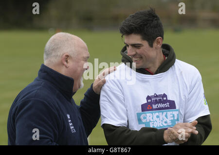 Il capitano dell'Inghilterra Alastair Cook (a destra) e l'ex capitano Mike Gatting durante una fotocellula al Dymock Cricket Club nel Gloucestershire. Foto Stock