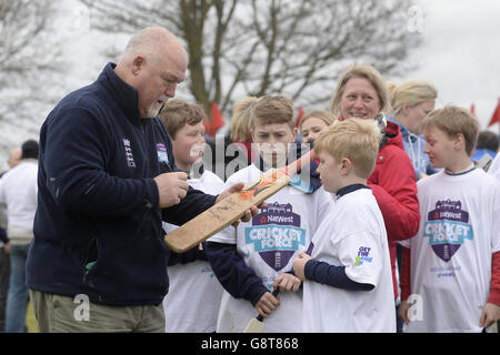 Alastair Cook Photocall - Dymock Cricket Club. L'ex capitano inglese Mike Gatting firma autografi durante una fotocall al Dymock Cricket Club di Gloucestershire. Foto Stock