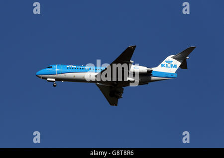 Un aereo KLM Cityhopper Fokker F70 con registrazione PH-KZM Atterra a Heathrow Foto Stock