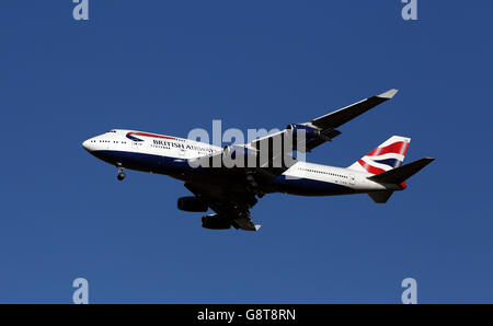Un aereo della British Airways Boeing 747-436 con registrazione G-BYGB Atterra a Heathrow Foto Stock