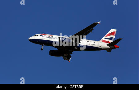 Plane Stock - Aeroporto di Heathrow. Un aereo British Airways Airbus A319-131 con registrazione G-EUPZ atterra a Heathrow Foto Stock