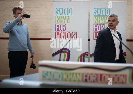 Sadiq Khan, candidato laburista per il sindaco di Londra, fa un discorso che definisce i suoi piani per un alloggio a prezzi accessibili nella capitale, presso l'Anchor Community Center nel sud-ovest di Londra. Foto Stock