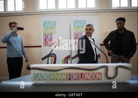 Sadiq Khan (centro), candidato laburista per il sindaco di Londra, fa un discorso che definisce i suoi piani per un alloggio a prezzi accessibili nella capitale, presso l'Anchor Community Center nel sud-ovest di Londra. Foto Stock