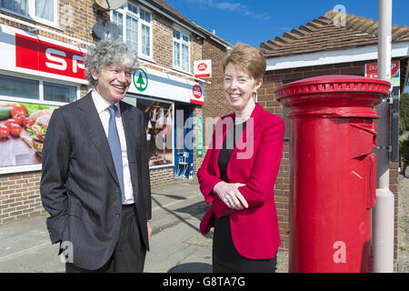 Tim Parker, Presidente dell'Ufficio postale e Paula Vennells, Direttore Generale dell'Ufficio postale all'apertura della filiale di Nyeteame Post Office a Sussex, che è la 6000 a filiale che si trasformerà nel più grande programma di modernizzazione della storia del commercio al dettaglio nel Regno Unito. Foto Stock