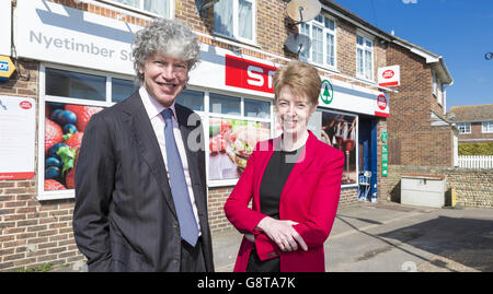 Tim Parker, Presidente dell'Ufficio postale e Paula Vennells, Direttore Generale dell'Ufficio postale all'apertura della filiale di Nyeteame Post Office a Sussex, che è la 6000 a filiale che si trasformerà nel più grande programma di modernizzazione della storia del commercio al dettaglio nel Regno Unito. Foto Stock