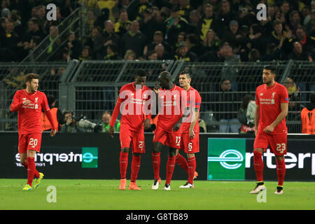 (Da sinistra a destra) Adam Lallana di Liverpool, Divock origi, Mamadou Sakho, Dejan Lovren ed Emre possono essere espulsi dopo aver visto il loro lato concedere il loro primo goal durante la finale del quartiere UEFA Europa League, prima tappa al Signal Iduna Park di Dortmund. Foto Stock