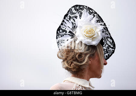 Una racegoista femminile durante il Ladies Day del Grand National Festival di Crabbie all'Ippodromo di Aintree, Liverpool. Foto Stock