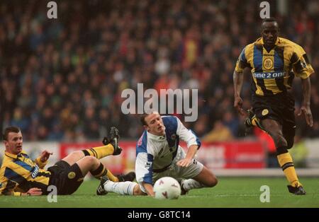 Calcio - fa Carling Premiership - Blackburn Rovers v Everton. Everton's Graham Stuart (a sinistra) fouls Blackburn Rovers' Kevin Gallacher (al centro) mentre Everton's Earl Barrett (a destra) insegue la palla Foto Stock