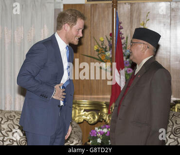 Il principe Harry (a sinistra) saluta il primo ministro del Nepal Khadga Prasad oli (comunemente conosciuto come K.P. oli e a destra) con un saluto di namaste a Kathmandu, mentre inizia il suo tour di cinque giorni del Nepal. Foto Stock