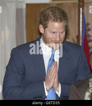 Il principe Harry (a sinistra) saluta il primo ministro del Nepal Khadga Prasad oli (non raffigurato) con un saluto di namaste a Kathmandu, mentre inizia il suo tour di cinque giorni del Nepal. Foto Stock