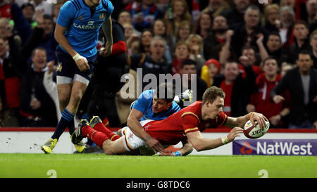 Galles / Italia - 2016 RBS Six Nations - Stadio del Principato. Liam Williams del Galles segna il sesto tentativo del suo fianco durante la partita RBS Six Nations del 2016 al Principality Stadium di Cardiff. Foto Stock