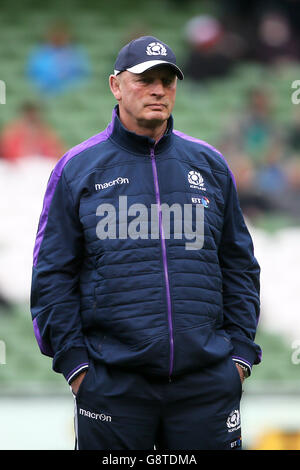 Scotland Head Coach Vern Cotter durante il riscaldamento per la partita RBS Six Nations 2016 allo stadio Aviva di Dublino. Foto Stock