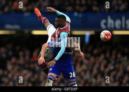 John Terry di Chelsea combatte per il possesso della palla in aria con Diafra Sakho di West Ham United durante la partita della Barclays Premier League a Stamford Bridge, Londra. Foto Stock