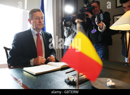 Un Taoiseach Enda Kenny firma un libro di condoglianze all'ambasciata belga di Dublino, sulla scia degli attentati terroristici di Bruxelles. Foto Stock