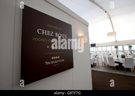 2016 Festival di Cheltenham - Giovedì di San Patrizio - Ippodromo di Cheltenham. Una vista generale del cartello del Ristorante Chez Roux Foto Stock