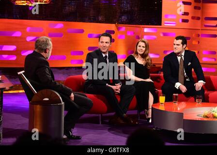 Presentatore Graham Norton con (da sinistra a destra) ben Affleck, Amy Adams e Henry Cavill, durante le riprese del Graham Norton Show, presso i London Studios, a sud di Londra, per essere trasmesso su BBC One il venerdì sera. Foto Stock