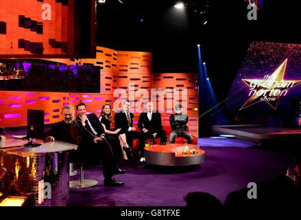 (Da sinistra a destra) Graham Norton, ben Affleck, Amy Adams, Henry Cavill, Neil Tennant e Chris Lowe durante le riprese del Graham Norton Show, presso i London Studios, a sud di Londra, per essere in onda su BBC uno il Venerdì sera. Foto Stock