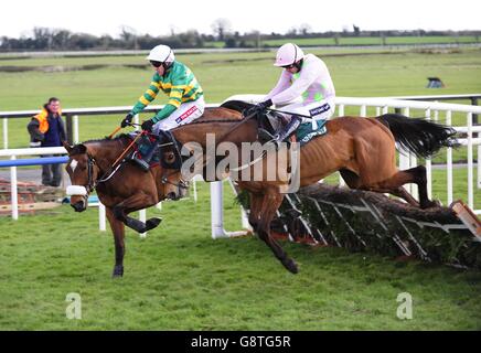 Sutton Place guidato da Barry Geraghty (a sinistra) prima di vincere il Rathbarry & Glenview Stugs Novice Hindle davanti al Royal Caviar guidato da Ruby Walsh durante il giorno due del Festival di Pasqua a Fairyhouse Racecourse, Co. Meath, Irlanda. PREMERE ASSOCIAZIONE foto. Data foto: Lunedì 28 marzo 2016. Scopri la Fairyhouse, la storia della Pennsylvania. Il credito fotografico dovrebbe essere: Filo PA Foto Stock