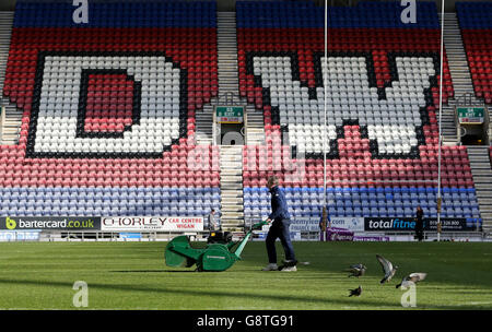 Il personale di terra prepara il campo per la partita di questa sera della Super League tra Wigan Warriors e Hull Kingston Rovers, dopo la partita Sky Bet League One tra Wigan Athletic e Rochdale anche al DW Stadium, Wigan Foto Stock