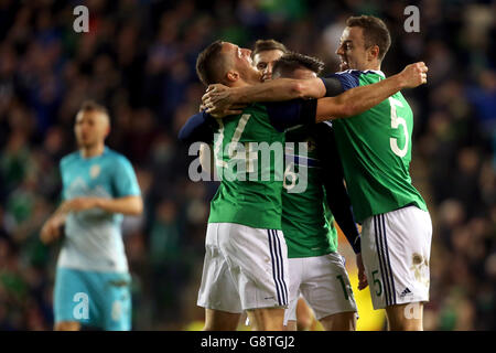 Conor Washington dell'Irlanda del Nord (a sinistra) celebra il primo obiettivo del suo fianco con i compagni di squadra durante un incontro internazionale amichevole al Windsor Park, Belfast. Foto Stock