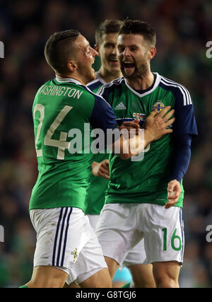 Conor Washington dell'Irlanda del Nord (a sinistra) celebra il primo gol del suo fianco con Oliver Norwood durante un incontro internazionale amichevole a Windsor Park, Belfast. Foto Stock