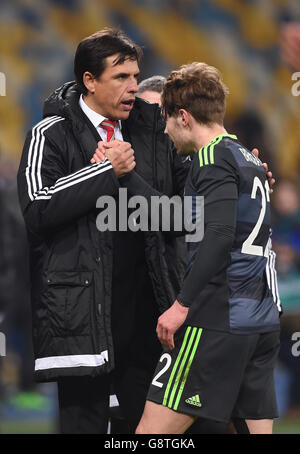 Il direttore del Galles Chris Coleman (a sinistra) e Tom Bradshaw dopo l'International friendly alla NSC Olimpiyskiy, Kiev. Foto Stock