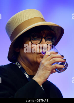 Christine Blower, Segretario generale DELLA NUT, ascolta i discorsi alla conferenza dell'Unione nazionale degli insegnanti a Brighton, Sussex orientale, dopo aver sferrato un attacco appassionante alle riforme educative del governo, che ha detto ha portato 'il caos' nelle aule di tutto il paese - e ha sollevato la prospettiva di tenere scioperi coordinati con i medici in formazione. Foto Stock