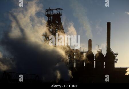Il sole tramonta dietro le acciaierie di Tata a Port Talbot, Galles, mentre il gigante dell'acciaio ha confermato i piani di vendita dei suoi beni nel Regno Unito, minacciando migliaia di tagli di posti di lavoro.