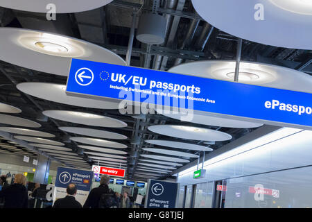 Gli arrivi dalla Unione Europea firmare all'uscita per l'aeroporto di Heathrow a Londra, Inghilterra Foto Stock