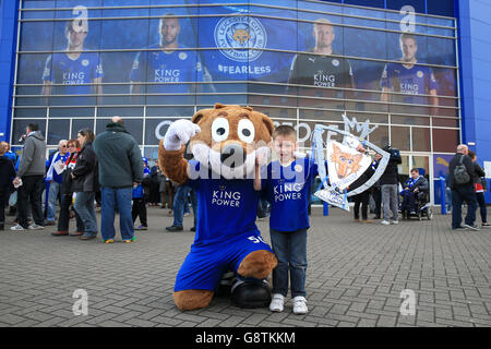 Il fan di Leicester City Jack di Bedford, detiene come copia ritagliata del trofeo Premier League mentre posa con la mascotte Filbert Fox fuori terra prima della partita Barclays Premier League al King Power Stadium, Leicester. Foto Stock