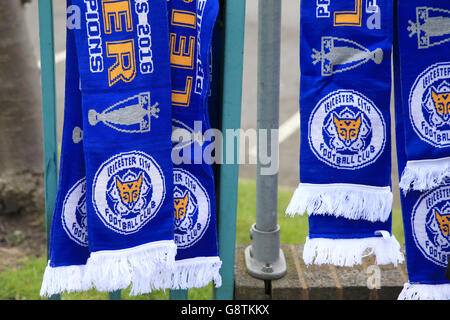 Le sciarpe "Premier League Champions 2016" di Leicester City sono in vendita fuori dal campo prima della partita della Barclays Premier League al King Power Stadium di Leicester. Foto Stock