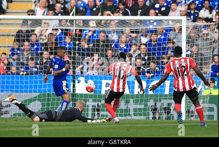 Il Sadio Mane di Southampton (centro) ha un colpo bloccato da Danny Simpson di Leicester City (a sinistra) dopo aver battuto il portiere Kasper Schmeichel (piano) durante la partita della Barclays Premier League al King Power Stadium di Leicester. Foto Stock