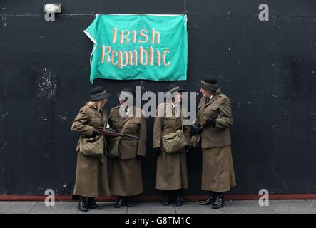 Membri del gruppo di dramma della comunità locale di Raging Hormones alla campagna Save Moore Street 2016 durante la dimostrazione "Arms Around Moore Street", mentre più di 100 attivisti formarono una catena umana intorno alla storica via di Dublino, dove il Easter Rising finì, per celebrare una sentenza di corte che dichiara sezioni di esso un monumento nazionale. Foto Stock