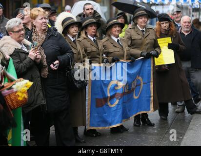 Membri del gruppo di dramma della comunità locale di Raging Hormones alla campagna Save Moore Street 2016 durante la dimostrazione "Arms Around Moore Street", mentre più di 100 attivisti formarono una catena umana intorno alla storica via di Dublino, dove il Easter Rising finì, per celebrare una sentenza di corte che dichiara sezioni di esso un monumento nazionale. Foto Stock