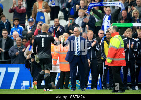 Claudio Ranieri (centro), il direttore della città di Leicester, celebra la vittoria con Kasper Schmeichel dopo il fischio finale durante la partita della Barclays Premier League al King Power Stadium di Leicester. Foto Stock