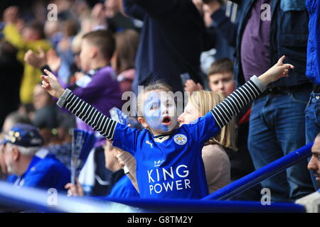 Una giovane fan di Leicester City celebra la vittoria del suo fianco negli stand durante la partita Barclays Premier League al King Power Stadium di Leicester. Foto Stock