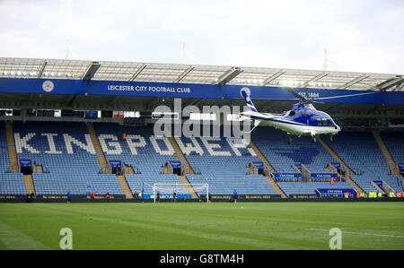 Il presidente della città di Leicester Khun Vichai Srivaddhanaprabha e il vice presidente Khun Aiyawatt 'Top' Srivaddhanaprabha lasciano il terreno in un elicottero dopo il fischio finale nella partita della Barclays Premier League al King Power Stadium, Leicester. Foto Stock