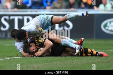 Il Rob Miller di Wasps (in basso) segna la seconda prova del suo fianco durante la partita Aviva Premiership presso la Ricoh Arena di Coventry. PREMERE ASSOCIAZIONE foto. Data immagine: Domenica 3 aprile 2016. Vedere la storia di PA RUGBYU Wasps. Il credito fotografico dovrebbe essere: Nigel French/PA Wire. RESTRIZIONI: L'uso è soggetto a limitazioni. . Nessun uso commerciale. Per ulteriori informazioni, chiamare il numero +44 (0)1158 447447. Foto Stock