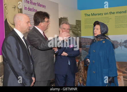 La Principessa Royal parla con Steve Mogford della United Utilities durante una visita alla Liverpool Wastewater Treatment Works, Liverpool. Foto Stock