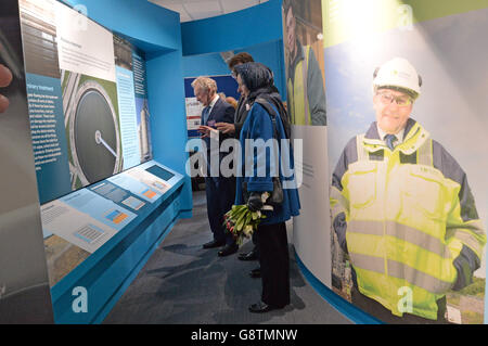 La Principessa Royal parla con Steve Mogford della United Utilities durante una visita alla Liverpool Wastewater Treatment Works, Liverpool. Foto Stock