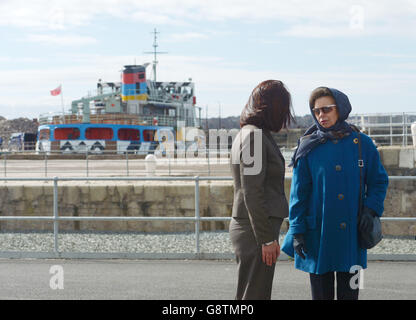 La Principessa reale parla con Jo Matzen di United Utilities durante una visita al Liverpool Wastewater Treatment Works, Liverpool. Foto Stock