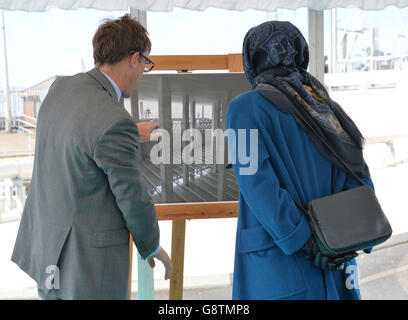 Il Princess Royal guarda una foto con Steve Fraser della United Utilities durante una visita a Liverpool Wastewater Treatment Works, Liverpool. Foto Stock