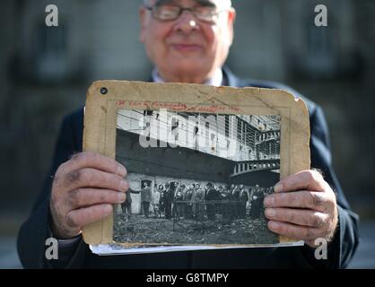 Damien Cassidy, presidente del consiglio di amministrazione di Kilmainham e uno degli amministratori originari del Kilmainham Jail Restoration Committee istituito nel 1960, ha una fotografia che mostra la prima visita dei volontari in carcere nel maggio 1960, in quanto partecipa a un evento speciale a Dublino, Irlanda, Tenuto per onorare la Kilmainham Jail Restoration Society, il gruppo di volontari che ha salvato la storica prigione dalla dereliction negli anni '60. Foto Stock