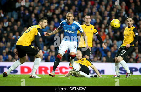 James Tavernier di Rangers in azione contro Dumbarton durante la partita del Ladbrokes Scottish Championship all'Ibrox Stadium di Glasgow. PREMERE ASSOCIAZIONE foto. Data foto: Martedì 5 aprile 2016. Guarda i Rangers DI CALCIO della storia della Pennsylvania. Il credito fotografico dovrebbe essere: Andrew Milligan/PA Wire. SOLO PER USO EDITORIALE Foto Stock