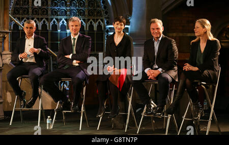 (Da sinistra a destra) candidato laburista Sadiq Khan, candidato conservatore Zac Goldsmith, candidato liberaldemocratico Caroline Pidgeon, candidato UKIP Peter Whittle e candidato verde Sian Berry durante il dibattito di Londra con LBC e ITV News alla Union Chapel di Londra. Foto Stock